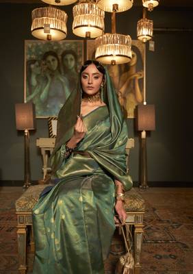 Green Woven Silk Blend Saree With Blouse 2
