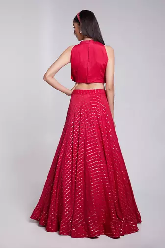 Crop Top Skirt Set With A Flare Of 8 Meters.