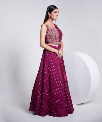 Sleeveless Embroidered Blouse With Dupatta On One Side Of The Shoulder 2