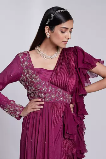 Beautifully Hand Crafted Saree Set Having Pre Pleated Crush Pallu