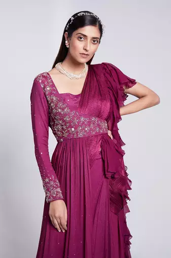 Beautifully Hand Crafted Saree Set Having Pre Pleated Crush Pallu