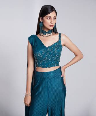 A Beautiful Fusion Set With Asymmetric Neckline Details 3