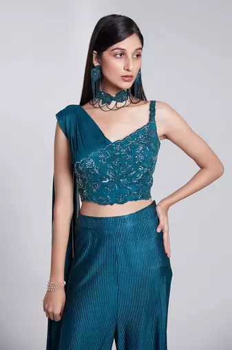 A Beautiful Fusion Set With Asymmetric Neckline Details