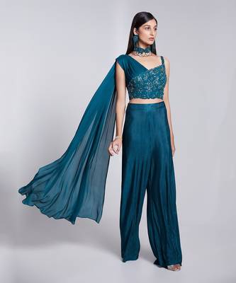 A Beautiful Fusion Set With Asymmetric Neckline Details 4