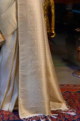 White and Gold Kanjivaram Golden Zari Work Saree 3