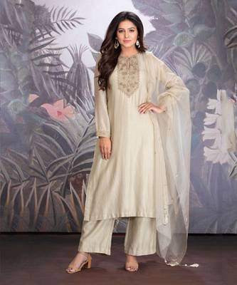 Baize Green Chanderi Silk Kurta In Hand Work Of Resham Clubbed With Chanderi Silk Pants And Silk Organza Dupatta. 1