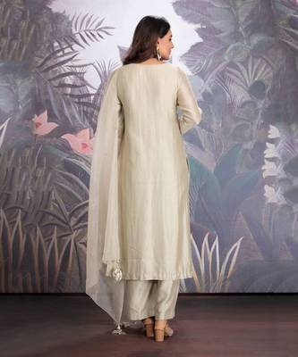 Baize Green Chanderi Silk Kurta In Hand Work Of Resham Clubbed With Chanderi Silk Pants And Silk Organza Dupatta. 2