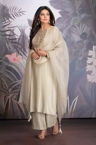 Baize Green Chanderi Silk Kurta In Hand Work Of Resham Clubbed With Chanderi Silk Pants And Silk Organza Dupatta.