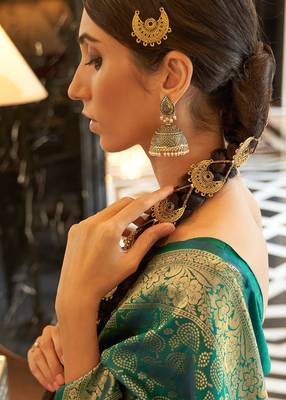 Green Kaabha Beautiful Silk Saree With Gold Zari Weaving Blouse 2