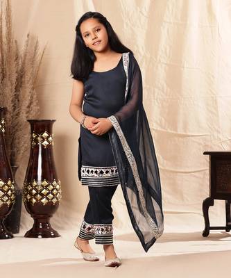 Navy Blue Embellished  Kurta Set 4