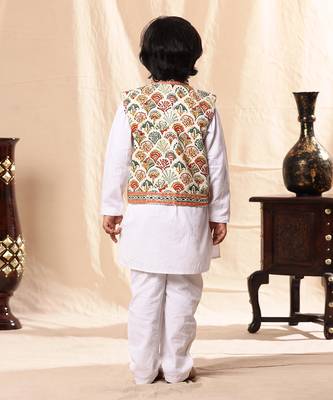 Geometric Print Jacket With White Kurta And Pyjama Co-Ord Set 5