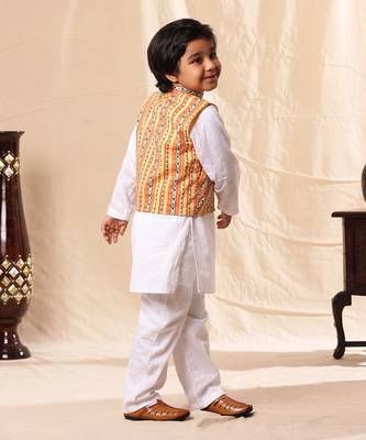 Linear Print Jacket With White Kurta And Pyjama Co-Ord Set 2