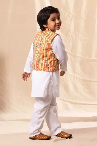Linear Print Jacket With White Kurta And Pyjama Co-Ord Set