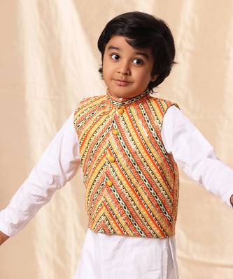 Linear Print Jacket With White Kurta And Pyjama Co-Ord Set 3
