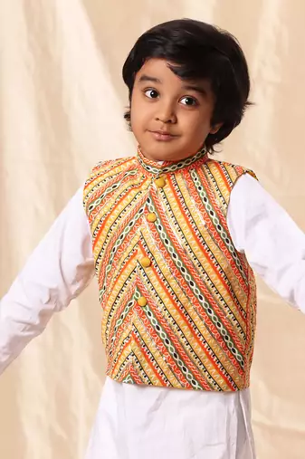 Linear Print Jacket With White Kurta And Pyjama Co-Ord Set