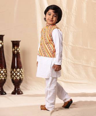 Linear Print Jacket With White Kurta And Pyjama Co-Ord Set 4