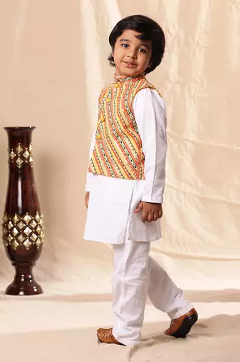Linear Print Jacket With White Kurta And Pyjama Co-Ord Set