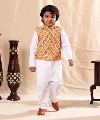 Linear Print Jacket With White Kurta And Pyjama Co-Ord Set 1