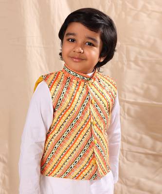 Linear Print Jacket With White Kurta And Pyjama Co-Ord Set 5