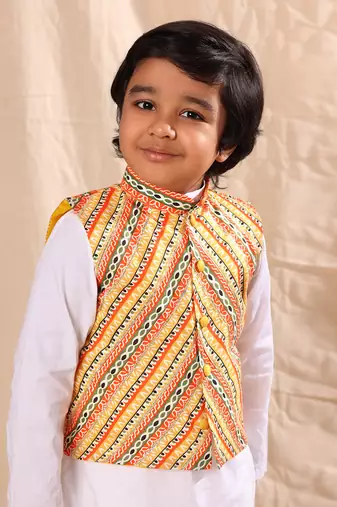 Linear Print Jacket With White Kurta And Pyjama Co-Ord Set