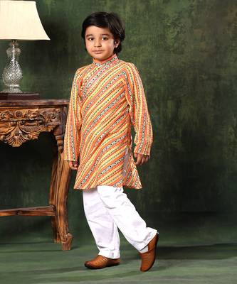 Linear Print Kurta And White Pyjama Set 1