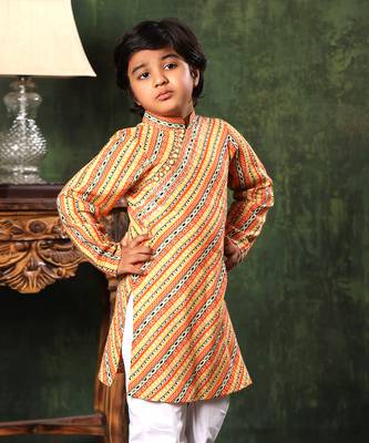 Linear Print Kurta And White Pyjama Set 2