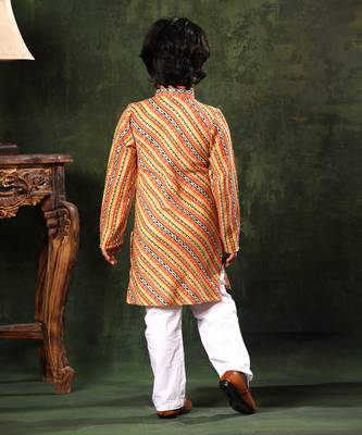 Linear Print Kurta And White Pyjama Set 3