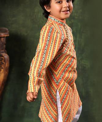 Linear Print Kurta And White Pyjama Set 4
