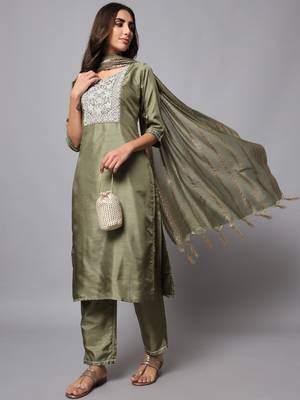 Mehendi embroidered chanderi silk Kurta Pant With Dupatta 1