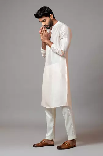 Plain Kurta With Minimal Floral Embroidery On Sleeves