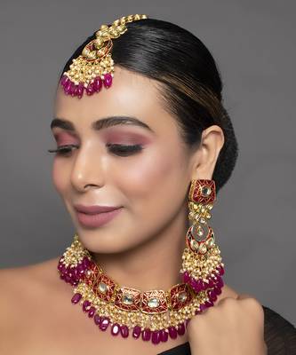Kundan Inspired Mahroon Enameled Necklace And Earrings With Maangtikka 2