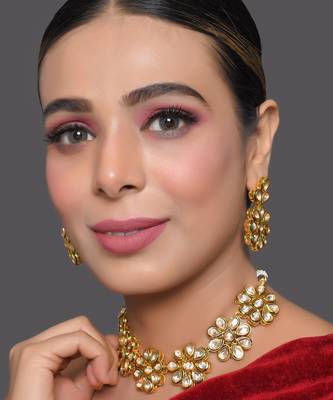 Handcafted Floral Kundan Necklace With Earrings 2