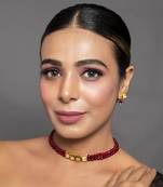 Mahroon Beaded Gold Toned Kundan Inspired Choker With Earrings