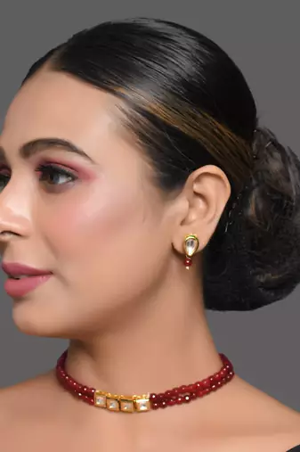 Mahroon Beaded Gold Toned Kundan Inspired Choker With Earrings