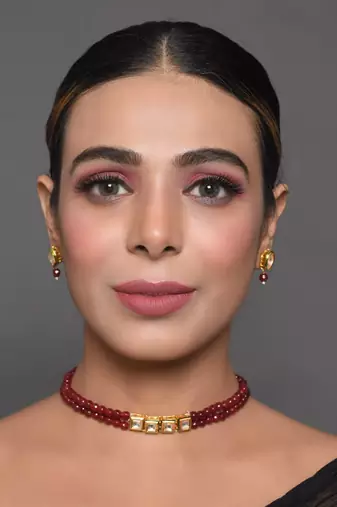 Mahroon Beaded Gold Toned Kundan Inspired Choker With Earrings