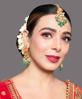 Red Gold Toned Kundan Earrings With Maangtikka 1