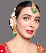Red Gold Toned Kundan Earrings With Maangtikka