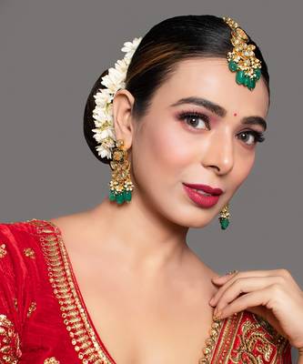 Green Gold Toned Kundan Earrings With Maangtikka 2