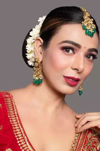 Green Gold Toned Kundan Earrings With Maangtikka