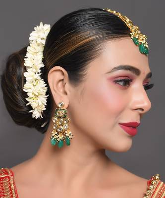 Green Gold Toned Kundan Earrings With Maangtikka 3