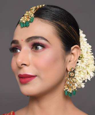 Green Gold Toned Kundan Earrings With Maangtikka 4