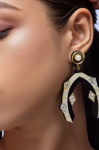 The Alabaster Earwear
