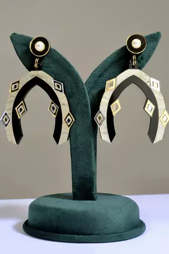 The Alabaster Earwear