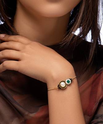 Petite Pearly Jade Bracelete 1