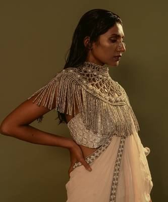 Neck Piece With Pearls 4