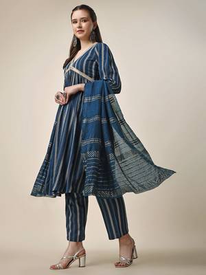 Women Reyon Printed Kurta and Trousers With Dupatta 3