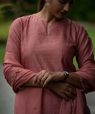 Peach coloured Zari Line Silk kurta set with Cutwork on Border & Embroidered Cutworked Dupatta 4