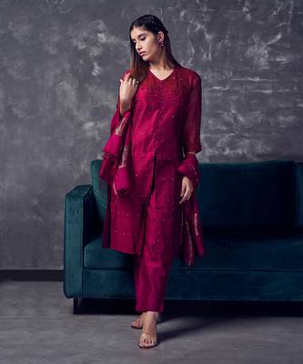 Magenta coloured chanderi silk buti kurta set with heavy beads handwork 1