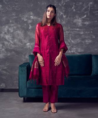 Magenta coloured chanderi silk buti kurta set with heavy beads handwork 2