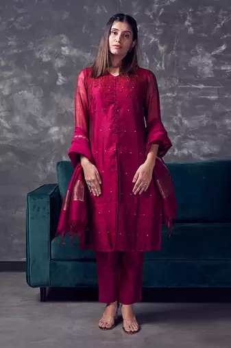 Magenta coloured chanderi silk buti kurta set with heavy beads handwork